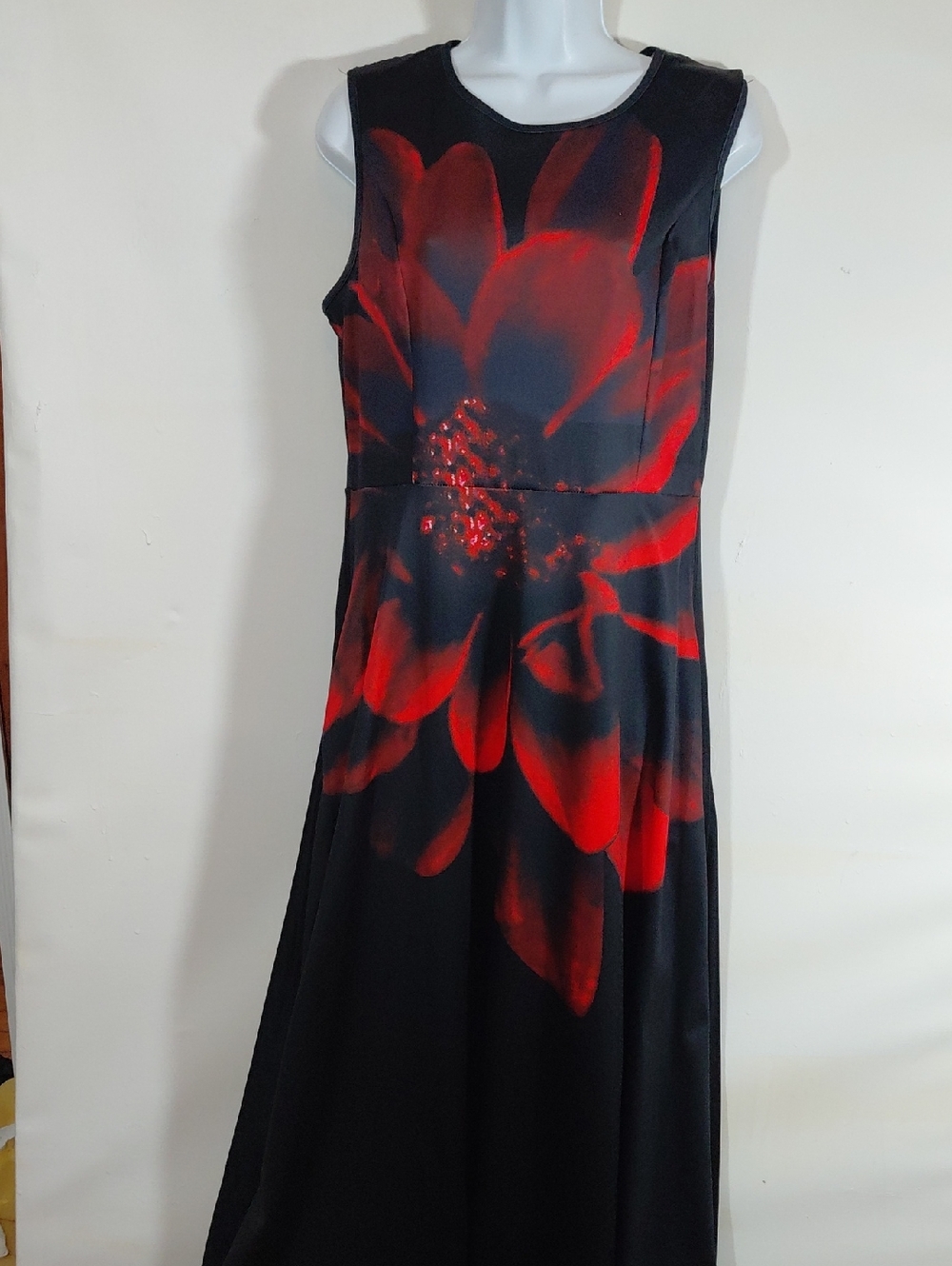 Sleeveless Black Pockets Maxi Dress with Red Floral Print Medium